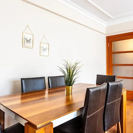 Gorgeous 3 Bedroom Flat - No8 *