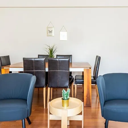 Gorgeous 3 Bedroom Flat - No8 *