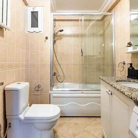 Apartment Gorgeous 3 Bedroom Flat - No8 *