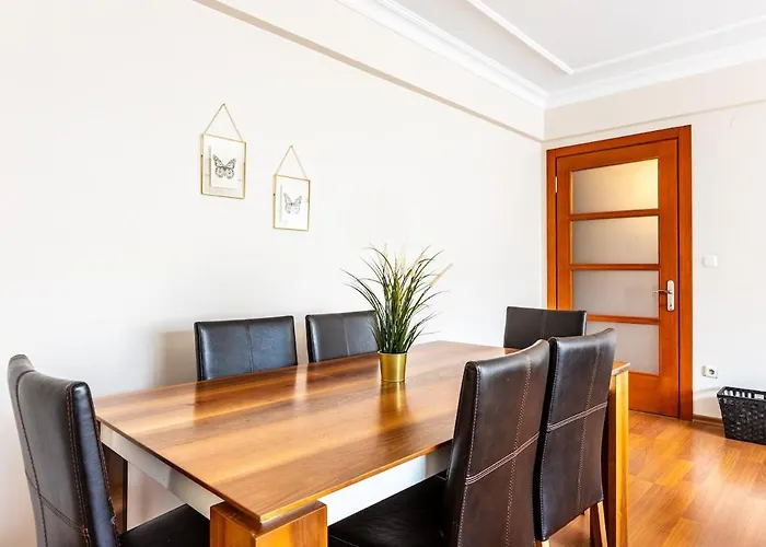 Gorgeous 3 Bedroom Flat - No8 *