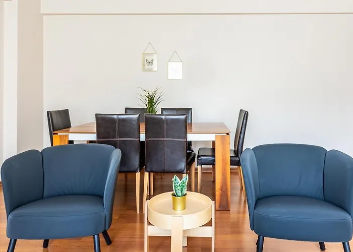 Gorgeous 3 Bedroom Flat - No8 *